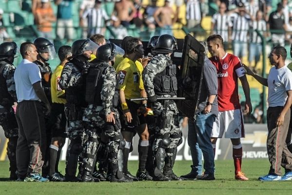 Πήραν στο κυνήγι τον διαιτητή οι παίκτες της Φιγκεϊρένσε (videos)