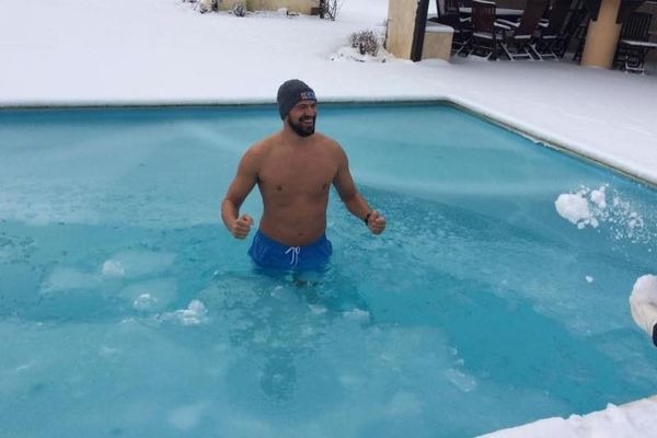Βούτηξε σε χιονισμένη πισίνα ο Λάζαρος Παπαδόπουλος! (video+photos)