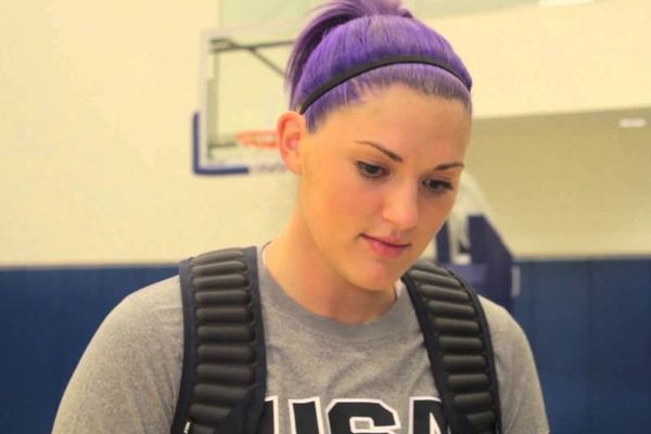 WNBA: Η σέξι μπασκετμπολίστρια με τα... μοβ μαλλιά! (photos)
