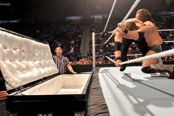 Raw… SmackDown: Στο φέρετρο ο Kane (photos+videos)