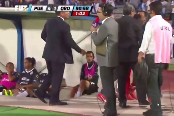Εισβολέας αγκάλιασε τον Ροναλντίνιο (videos)