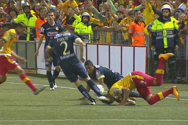 CONCAFAF Champions League :Ο ένας πήγε να το κόψει το πόδι και ο άλλος το κεφάλι (video)