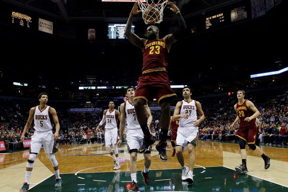 NBA Top 10: Ακούμπησε τον Λεμπρόν ο Αντετοκούνμπο στο κορυφαίο κάρφωμα (video)