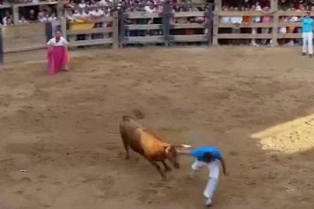 Σοκ: Ισπανός πέφτει νεκρός από τα κέρατα ταύρου (video)