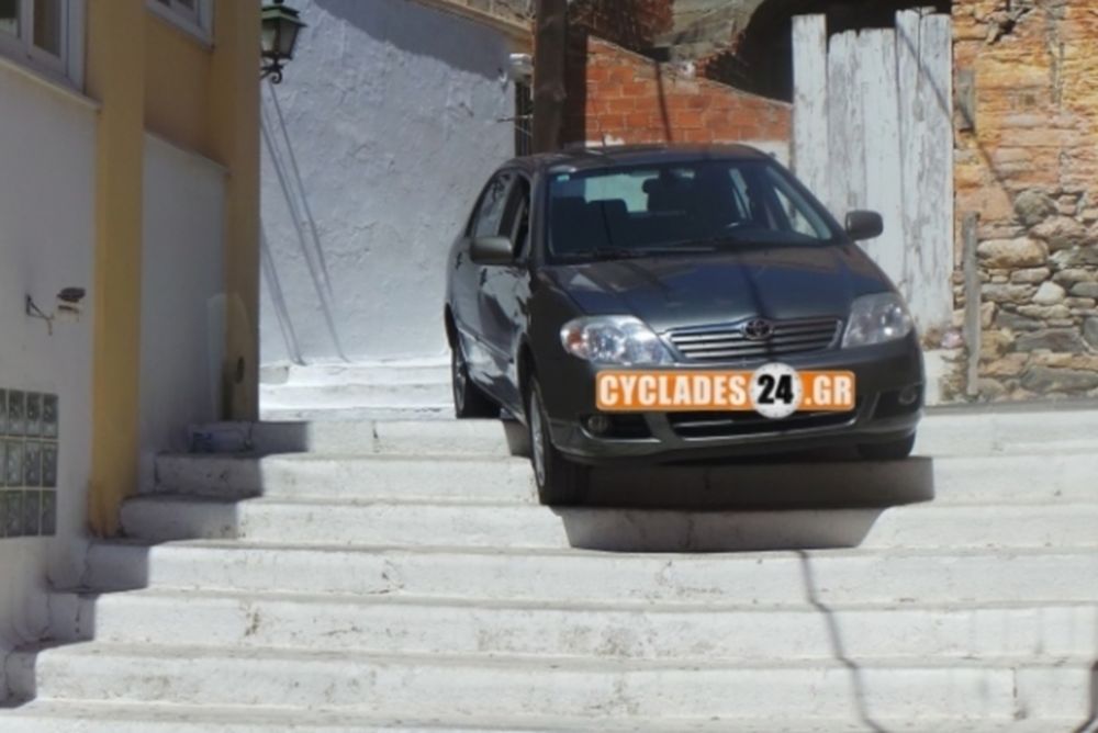 Απίστευτο σκηνικό στη Σύρο με αυτοκίνητο να «καβαλάει» σκαλιά!