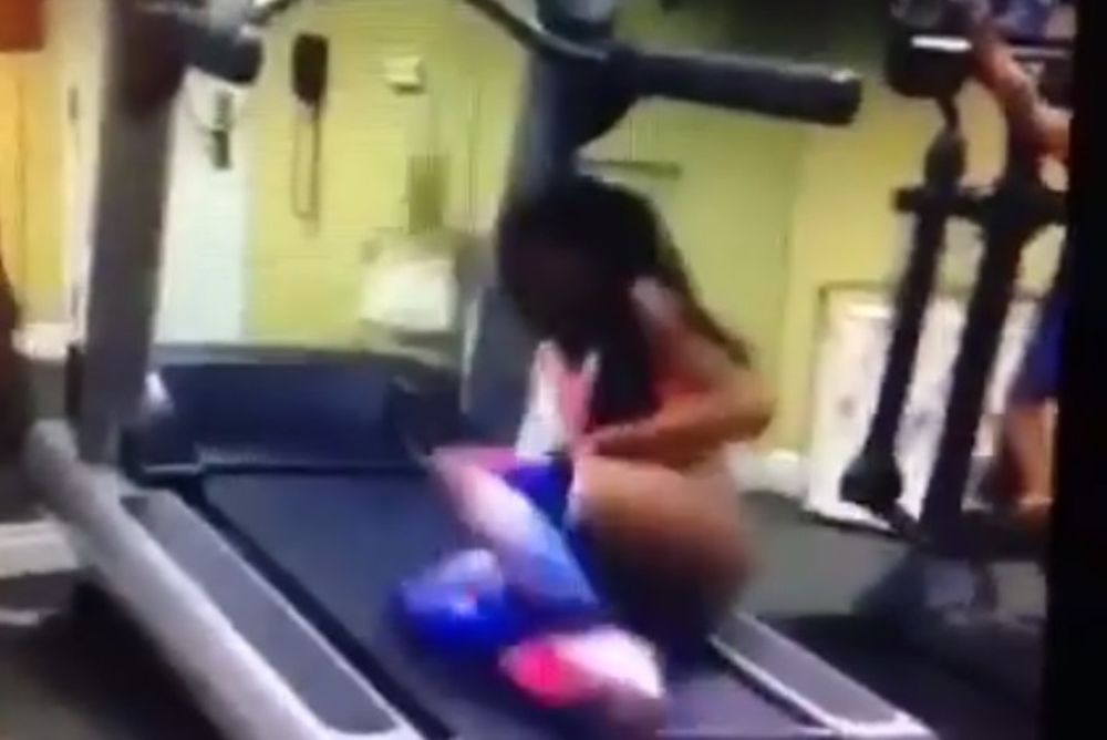 Έκανε διάδρομο στο γυμναστήριο και έμεινε γυμνή! (video)