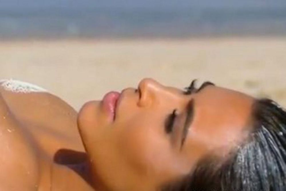Η Κιμ Καρντάσιαν ποζάρει γυμνή στην έρημο (photos)