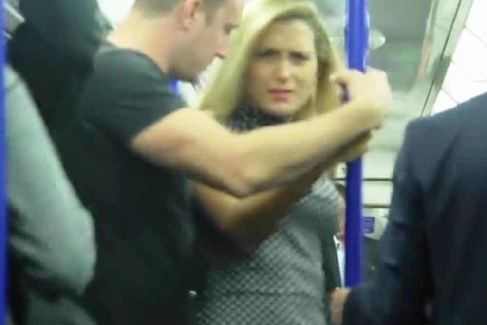 Τη χούφτωσε στο μετρό και έγινε χαμός! (video)