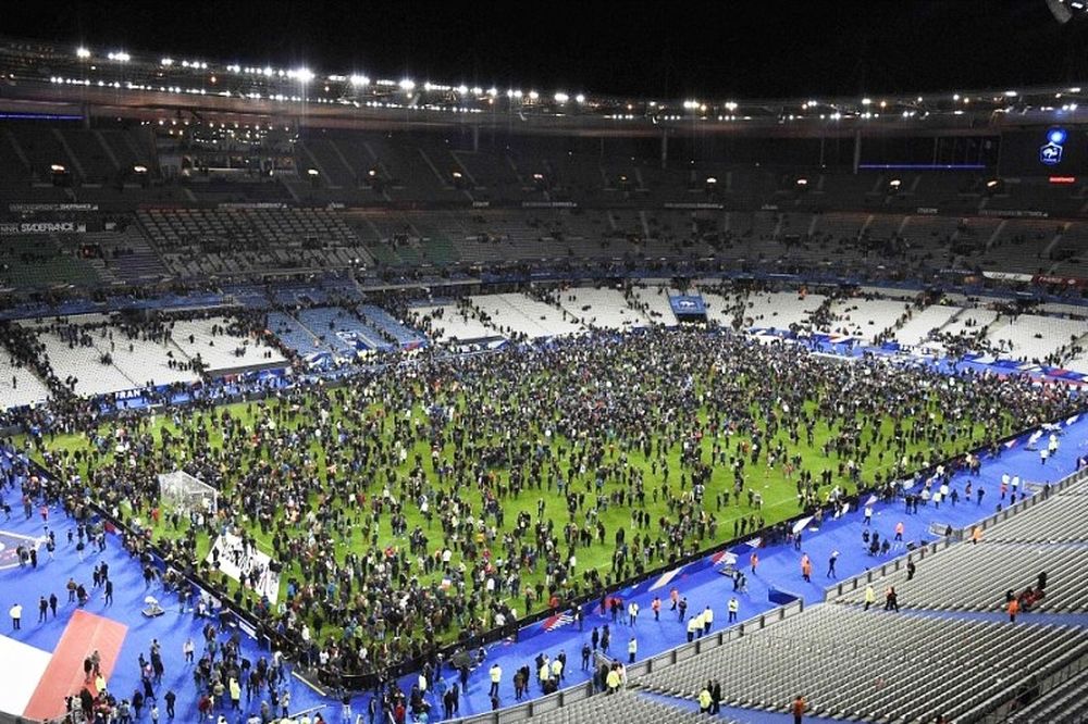 Δραματικές εικόνες από το Stade de France (videos)