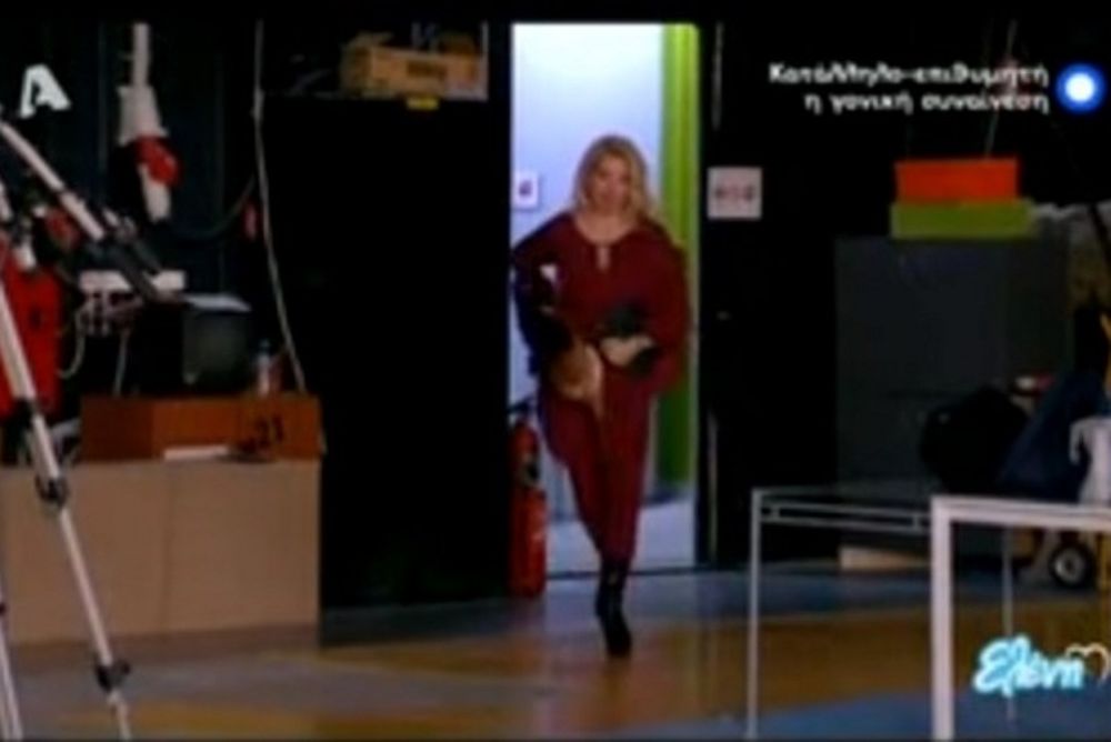 ΤΡΕΛΑ!!! Η Μενεγάκη πρόσφερε με μεγαλύτερο upskirt στην ελληνική τηλεόραση! (video)