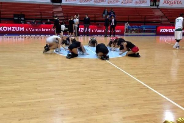 Η «καυτή» πρόβα των τσιρλίντερ της Τσεντεβίτα (video)
