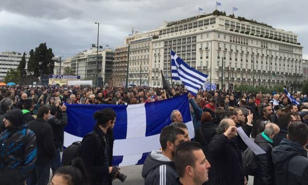 Κατασκήνωσαν στην πλατεία Συντάγματος οι Αγρότες - Τρακτέρ στην Αθήνα