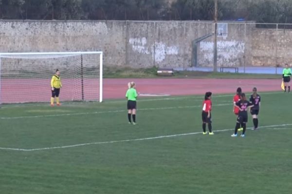 Πέναλτι-πάσα σε αγώνα γυναικείου ποδοσφαίρου στη Σπάρτη! (video)