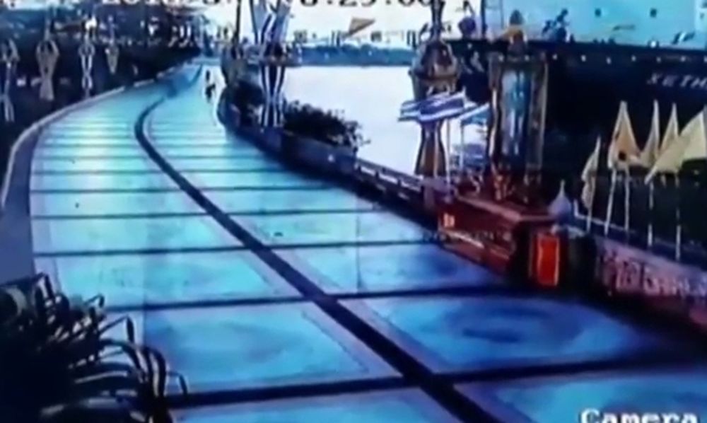 Βίντεο – ντοκουμέντο: Εμπορικό πλοίο προσκρούει σε αποβάθρα της Μπανγκόκ