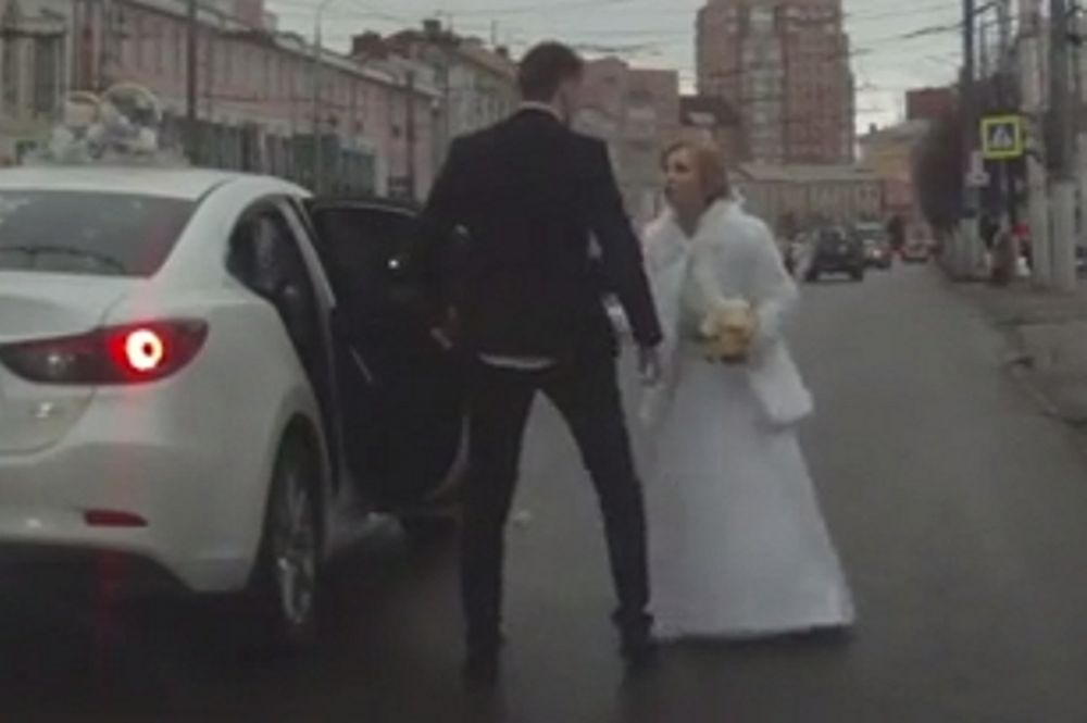 Απίστευτο: Νεόνυμφοι τσακώνονται στο αυτοκίνητο και η νύφη το σκάει από το αυτοκίνητο! (video)