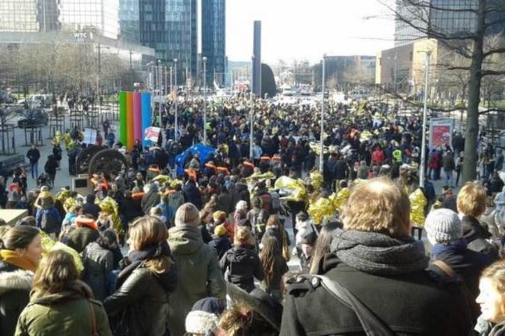 Xιλιάδες άνθρωποι διαδήλωσαν υπέρ των προσφύγων σε όλη την Ευρώπη