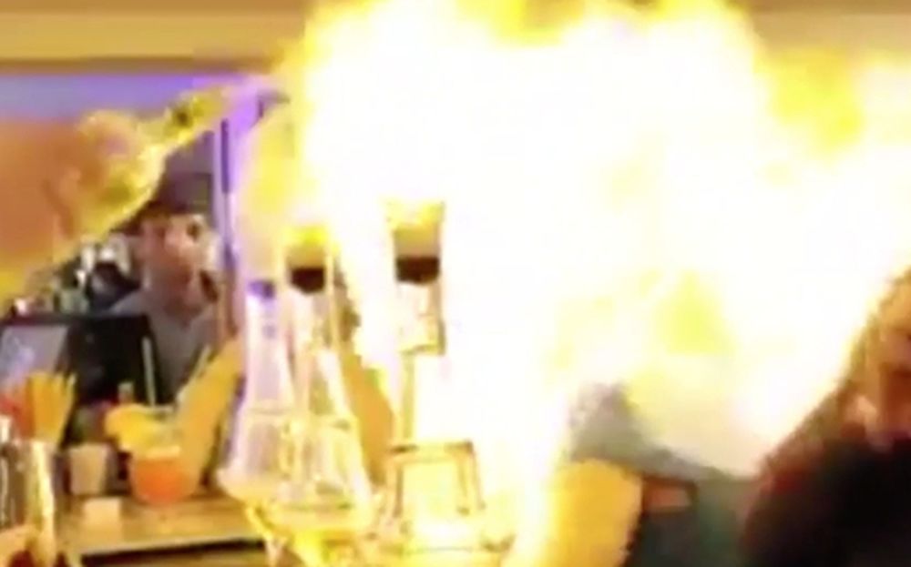 Βίντεο - σοκ: Μπάρμαν έβαλε φωτιά σε πελάτισσα με ένα… κοκτέιλ!