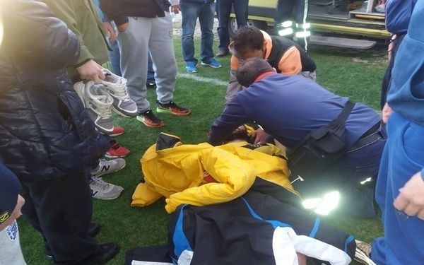 Χαμός σε ελληνικό γήπεδο: Οπαδός μπούκαρε στο γήπεδο και χτύπησε παίκτη!