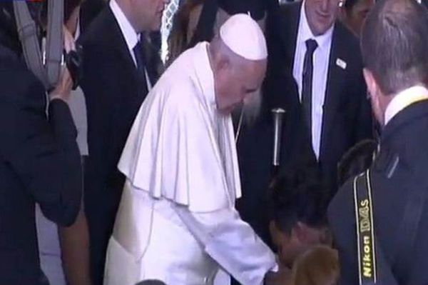 Πάπας στη Μυτιλήνη - Πρόσφυγας ξεσπά σε λυγμούς: «Σε παρακαλώ ευλόγησέ με και σώσε με» (video)