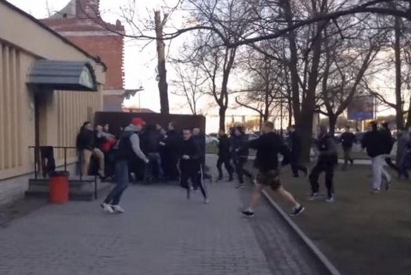 Απίστευτο βίντεο με ραντεβού χούλιγκαν για ξύλο! (videos)
