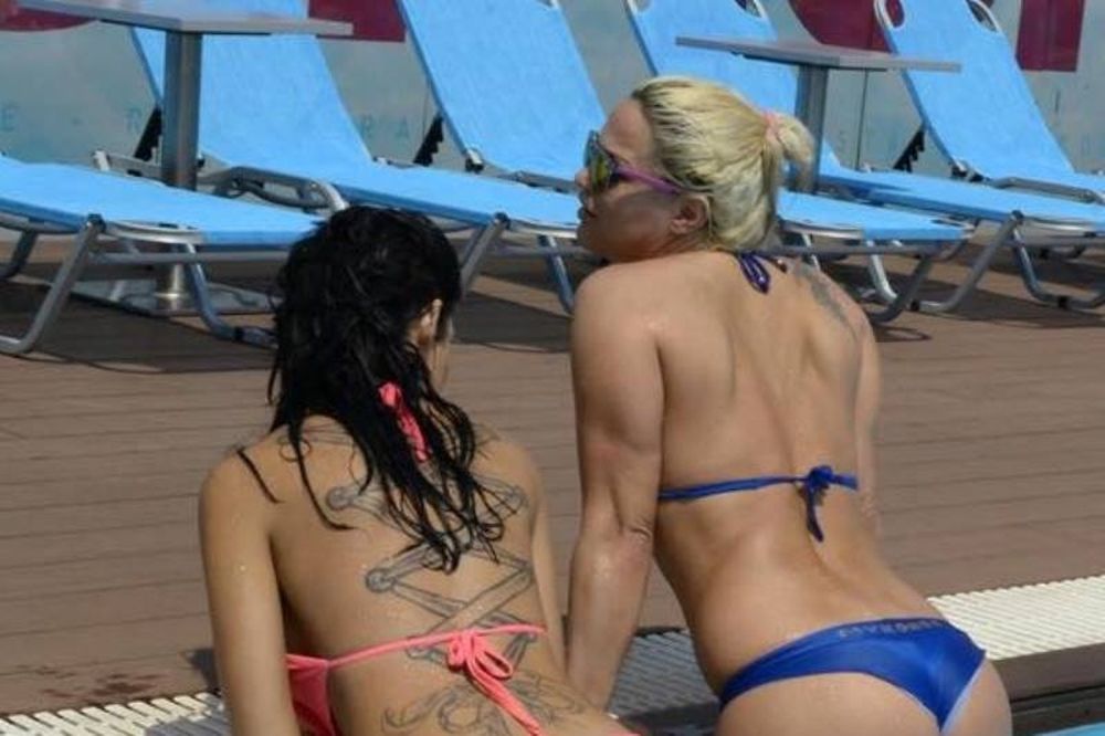 Topless εις διπλούν στην πισίνα! (photos)
