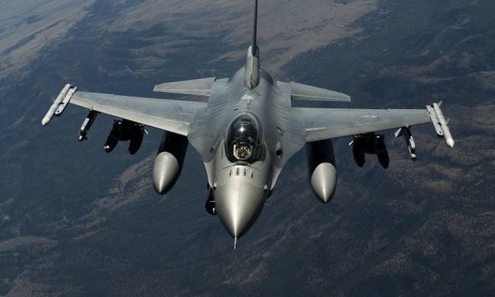 Πιλότος μαχητικού αεροσκάφους F-16 λιποθύμησε στο κόκπιτ – Δείτε τι τον έσωσε στο παρά πέντε (vid)