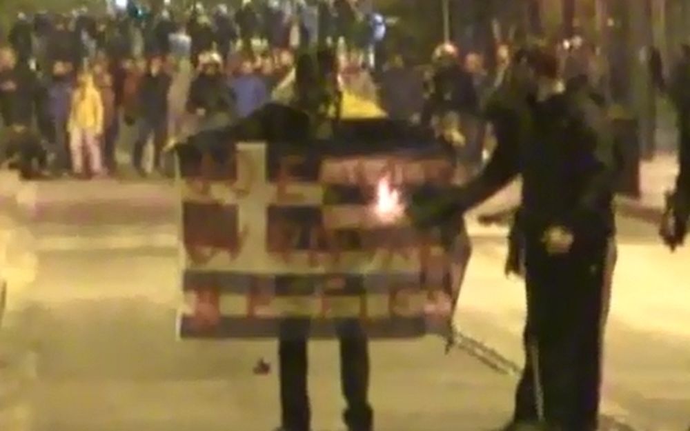 Επεισόδια Πολυτεχνείο: Οργή! Σκίζουν και καίνε ελληνικές σημαίες (vid)