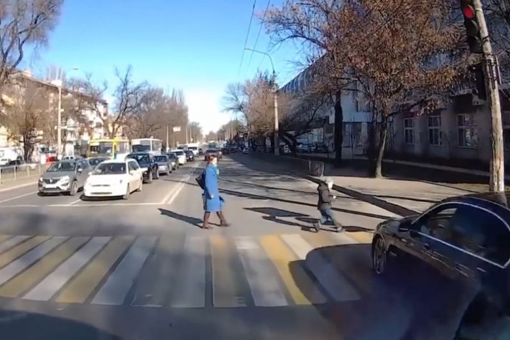 ΣΚΛΗΡΕΣ ΕΙΚΟΝΕΣ! Αυτοκίνητο χτυπά με δύναμη και… εκσφενδονίζει μικρό αγόρι! (photos+video)