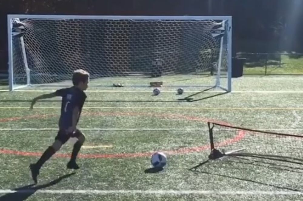 Αυτός ο 8χρονος κλωτσάει το τόπι καλύτερα από εσένα (video)