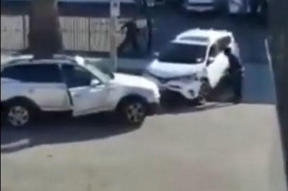 Γυναίκες σπάνε τις BMW τους έπειτα από τσακωμό (video)