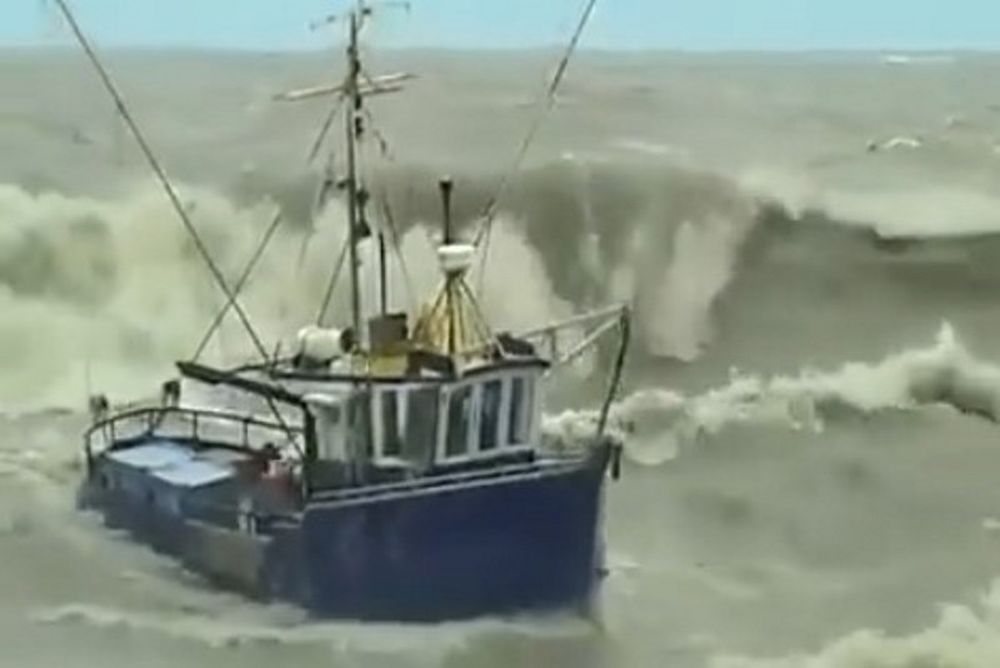 Απίστευτες εικόνες! Τεράστια κύματα «καταπίνουν» πλοία! (video)