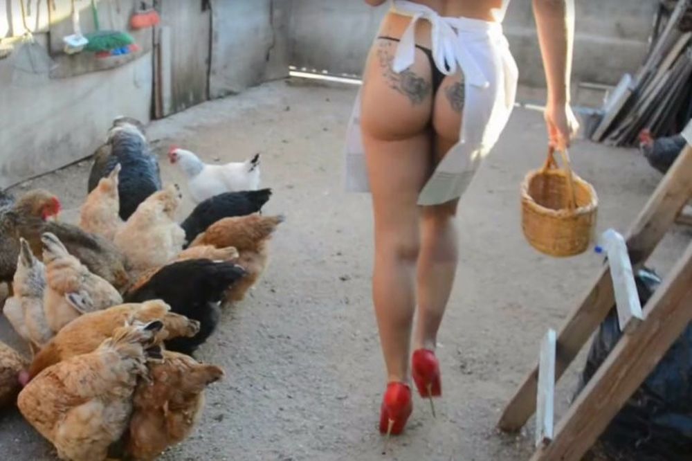 Εγκεφαλικό: Η μούσα του Σειρηνάκη ταΐζει τις κότες με στρινγκ και ψιλοτάκουνα! (vid)