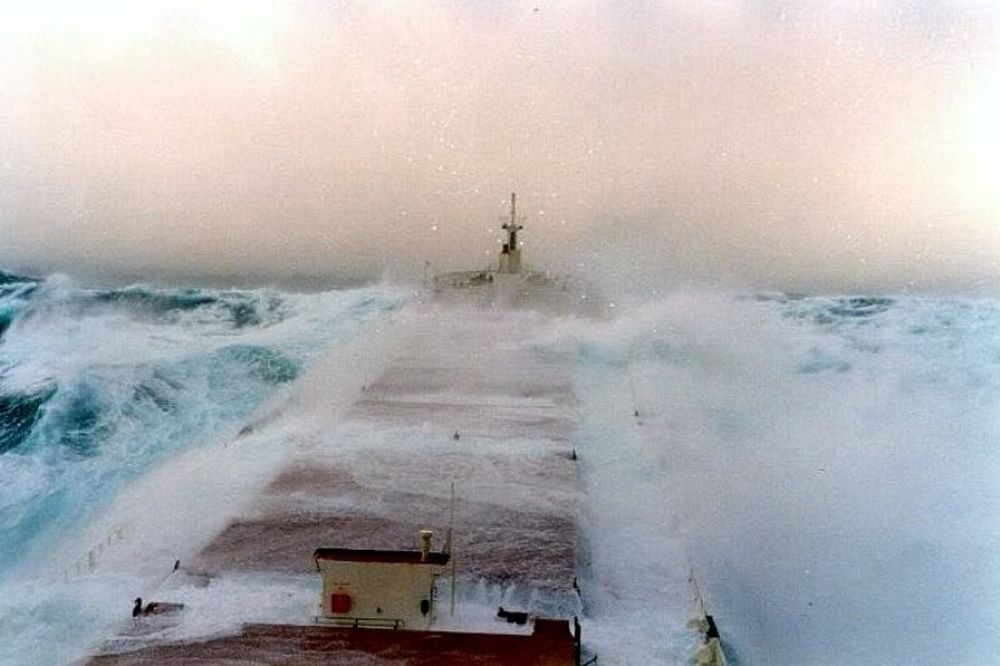 Τρομακτικό: Όταν τα πλοία «παλεύουν» με τεράστια κύματα (video)