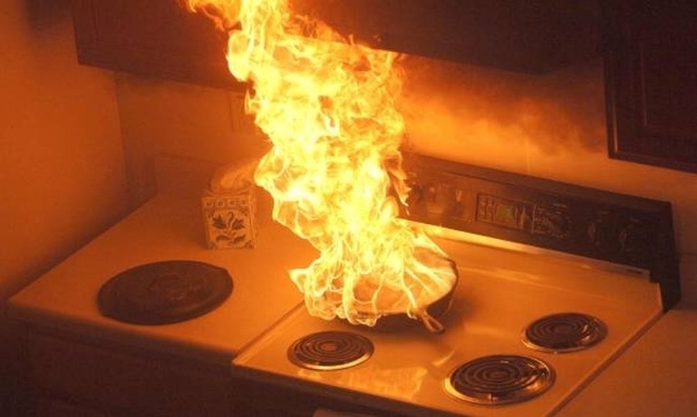 Φρικιαστικό: Κάηκε το πρόσωπο Ελληνίδας ηθοποιού από φωτιά στην κουζίνα - Την πήραν τυλιγμένη!