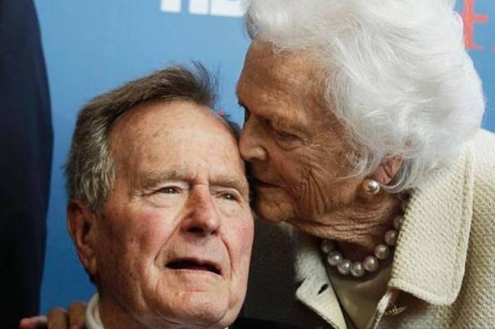 Στην εντατική ο Τζορτ Μπους - Στο νοσοκομείο και η γυναίκα του