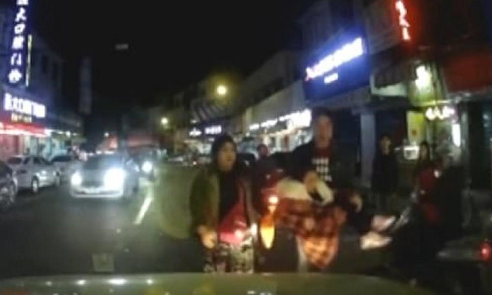 Ντροπή: Κινέζοι γονείς αφήνουν το παιδί τους να το χτυπήσει αυτοκίνητο για να πάρουν αποζημίωση!
