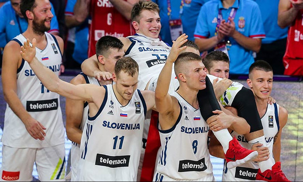 Ευρωμπάσκετ 2017: Υπόκλιση! Σήκωσαν στα χέρια τον τραυματία Ντόντσιτς (video)