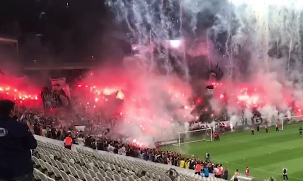 Επικό! Έβαλαν… φωτιά οι οπαδοί της Κορίνθιανς στην προπόνηση! (video)