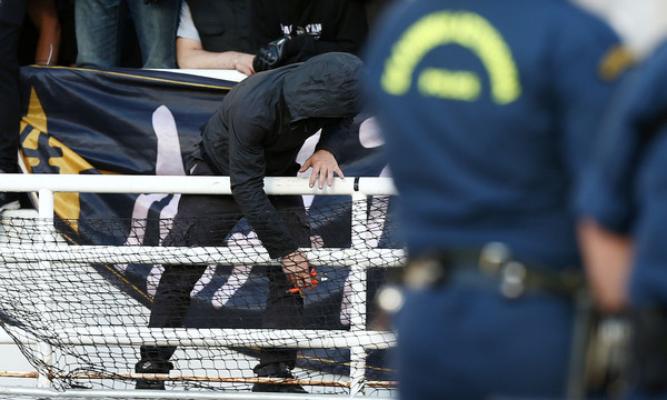 Τελικός Κυπέλλου: Σοκαριστικές εικόνες στο ΟΑΚΑ - Οπαδός του ΠΑΟΚ ρίχνει τα συρματοπλέγματα