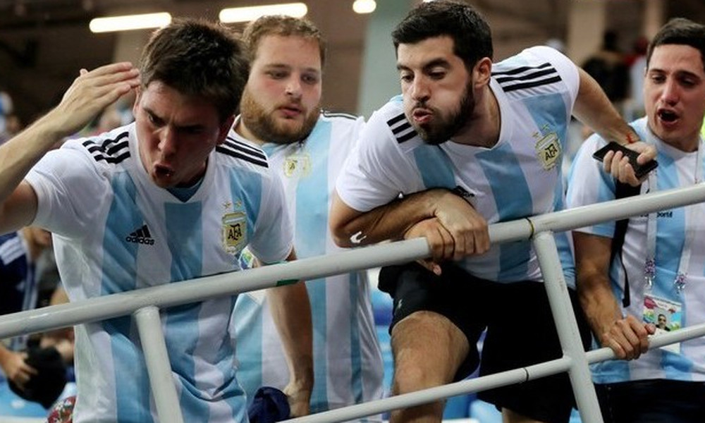 Παγκόσμιο Κύπελλο Ποδοσφαίρου 2018: Χαμός στην Αργεντινή, έφτυσαν και έβρισαν τον Σαμπάολι! (video)
