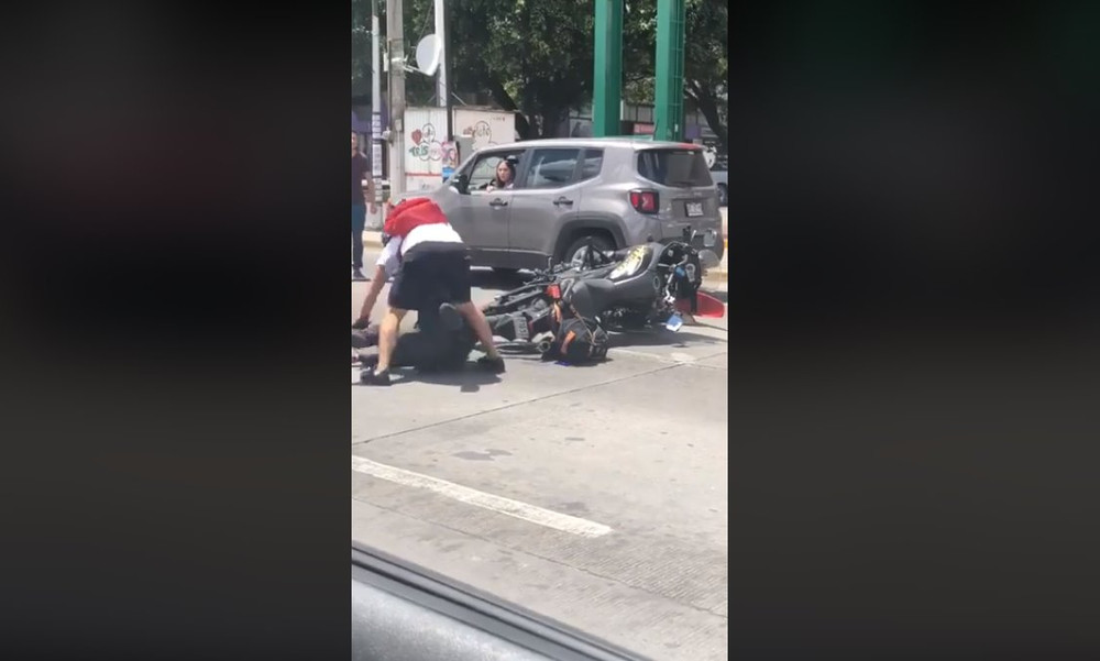 Μοτοσικλετιστής πλάκωσε στο ξύλο αστυνομικό που του επιτέθηκε! (video)