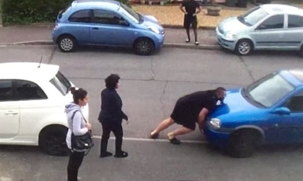 Αμάξι εμπόδιζε εκείνο της θείας του - Δείτε τι έκανε ο τύπος! (video)