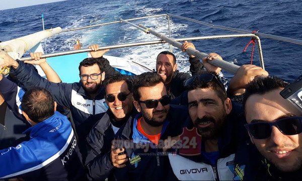 Άλλος με τη βάρκα μας: Ποδοσφαιριστές πηγαίνουν σε ματς τραβώντας… κουπί (photos, video)