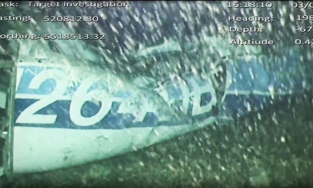 Ανατριχιαστικές οι πρώτες εικόνες από τα συντρίμμια του αεροσκάφους του Σάλα (video)