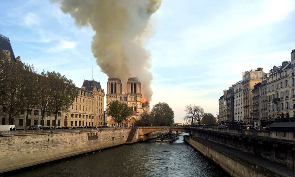Γαλλία - LIVE: Μεγάλη φωτιά στην Παναγία των Παρισίων - Κατέρρευσε το καμπαναριό