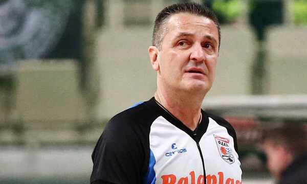 Χούλιγκαν του Ολυμπιακού κάτω από το σπίτι του Αναστόπουλου! (photo)