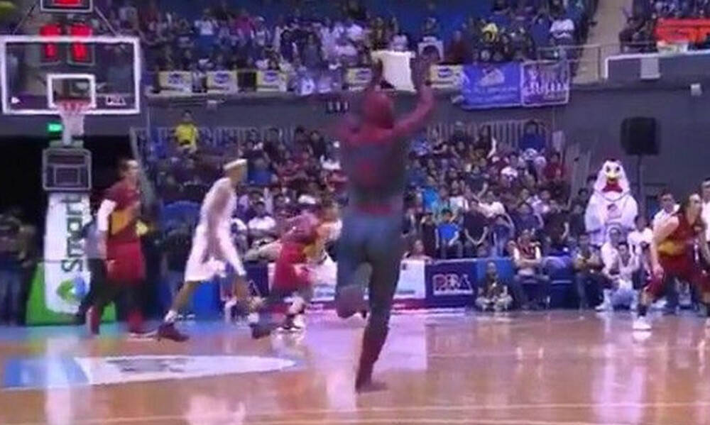 Απίθανο ντου του Spiderman σε αγώνα μπάσκετ στις Φιλιππίνες (video)