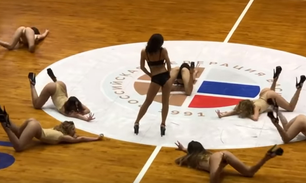 Σάλος με το αποκαλυπτικό πρόγραμμα των cheerleaders σε ρωσικό αγώνα μπάσκετ 