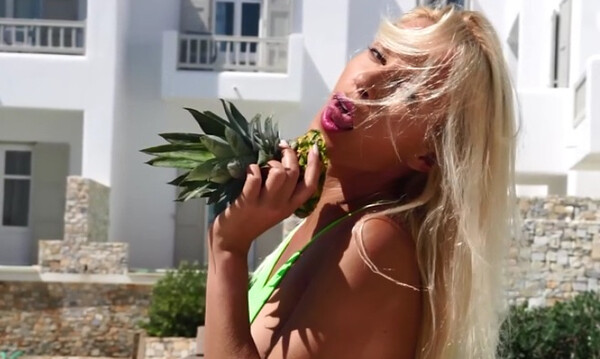 Κόλαση! Η Ασημίνα Ιγγλέζου με… ανύπαρκτο μαγιό στην Μύκονο (video)
