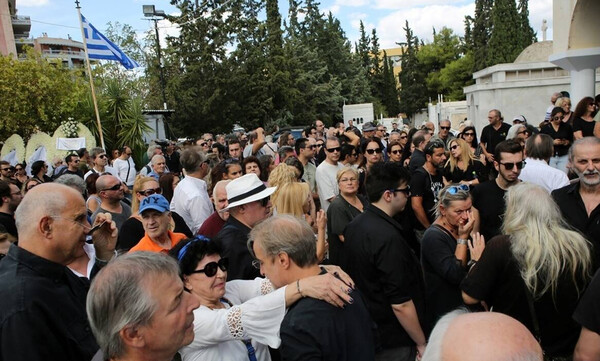 Λαυρέντης Μαχαιρίτσας: Σε κλίμα οδύνης η κηδεία του - Τραγικές φιγούρες η σύζυγος και η κόρη του